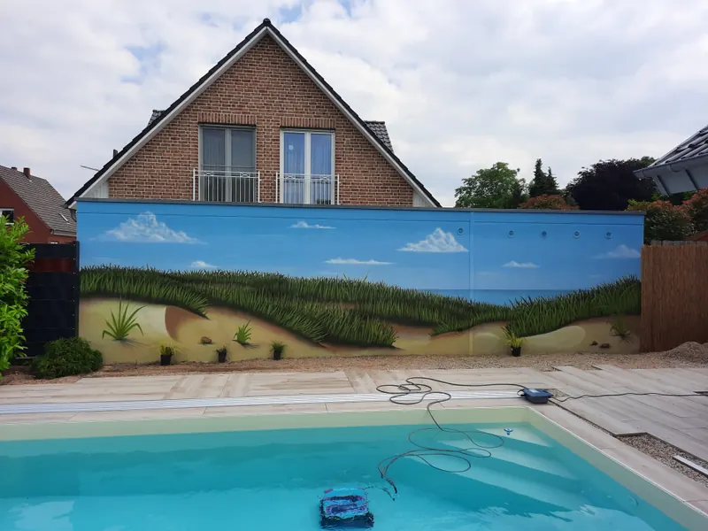 Gartenmauer am Pool, von Dagobert Lack als Dünenlandschaft gestaltet