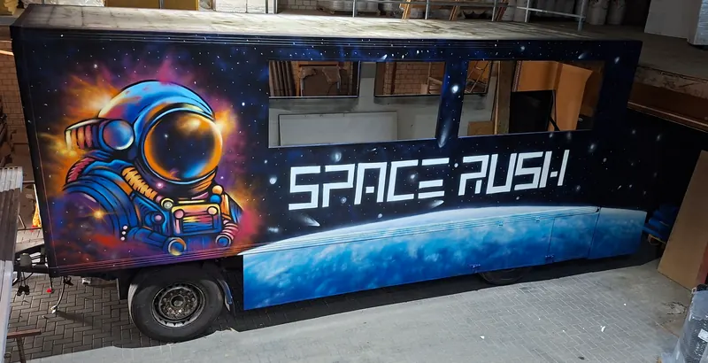 Anhänger mit Weltraum-Graffiti: Astronaut in bunten Nebelfarben, Schriftzug Space Rush und blauer Erdhorizont