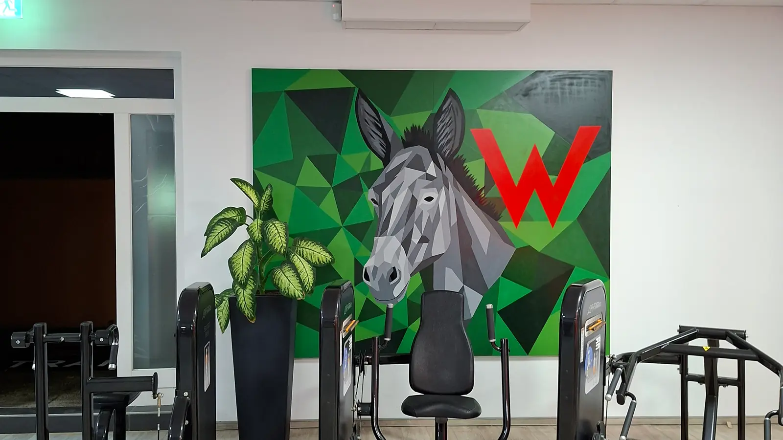 Großformatiges Wandbild von Dagobert Lack mit Esel aus Polygonen in einem Trainingsraum